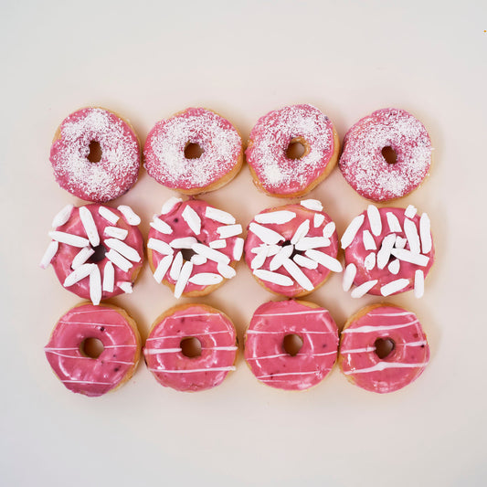 12 roze donuts